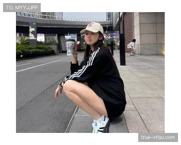 吴艳妮赛场像个炸药包,私服照却像还房贷的邻家姑娘——这反差把我笑趴了 吴艳妮赛场像个炸药包,私服照却像还房贷的邻家姑娘——这反差把我笑趴了