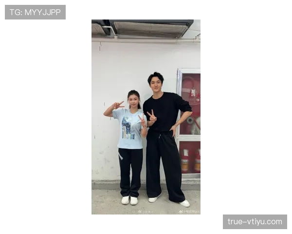 管晨辰比赛完穿拖鞋拎名牌行李进那栋刷脸入户的公寓,门口保姆和司机排着队等他 管晨辰比赛完穿拖鞋拎名牌行李进那栋刷脸入户的公寓,门口保姆和司机排着队等他