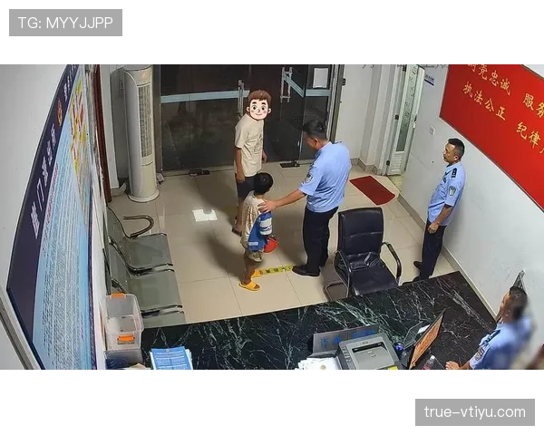 阿尔瓦雷斯球场横着走,超市货架前像个迷路大男孩,笑死我了 阿尔瓦雷斯球场横着走,超市货架前像个迷路大男孩,笑死我了